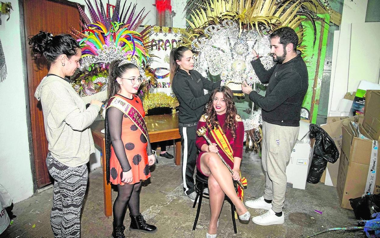 Componentes de Aradia preparan los atuendos a la reina del Carnaval y a la primera dama infantil. 