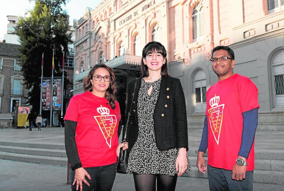 Lyra-Lee y Raju Balram junto a Carolina Cano, miembro de la Fepemur, ayer en la plaza del Romea. 