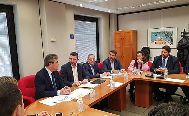 El consejero de Agua, Agricultura, Ganadería, Pesca y Medio Ambiente, Antonio Luengo, en el encuentro mantenido con el equipo de gobierno de CROEM y representantes de sus empresas asociadas.