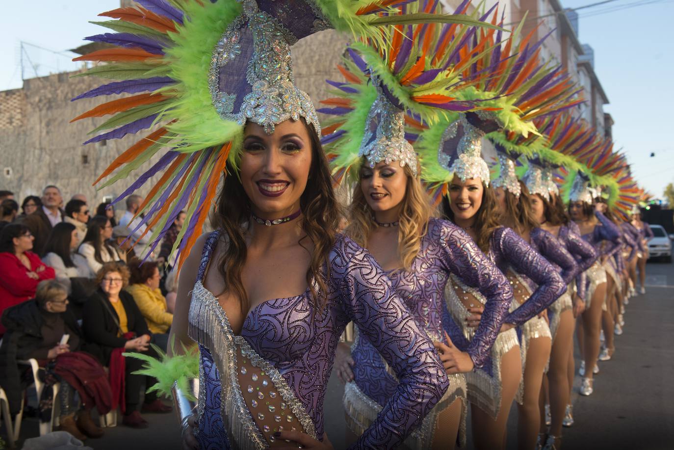 Fotos: La Chirigota abre el gran desfile de comparsas en Beniaján