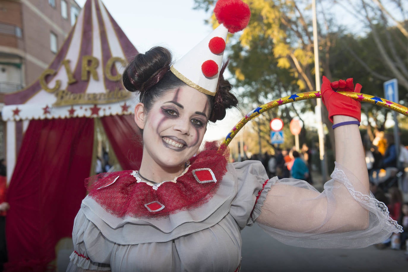 Fotos: La Chirigota abre el gran desfile de comparsas en Beniaján