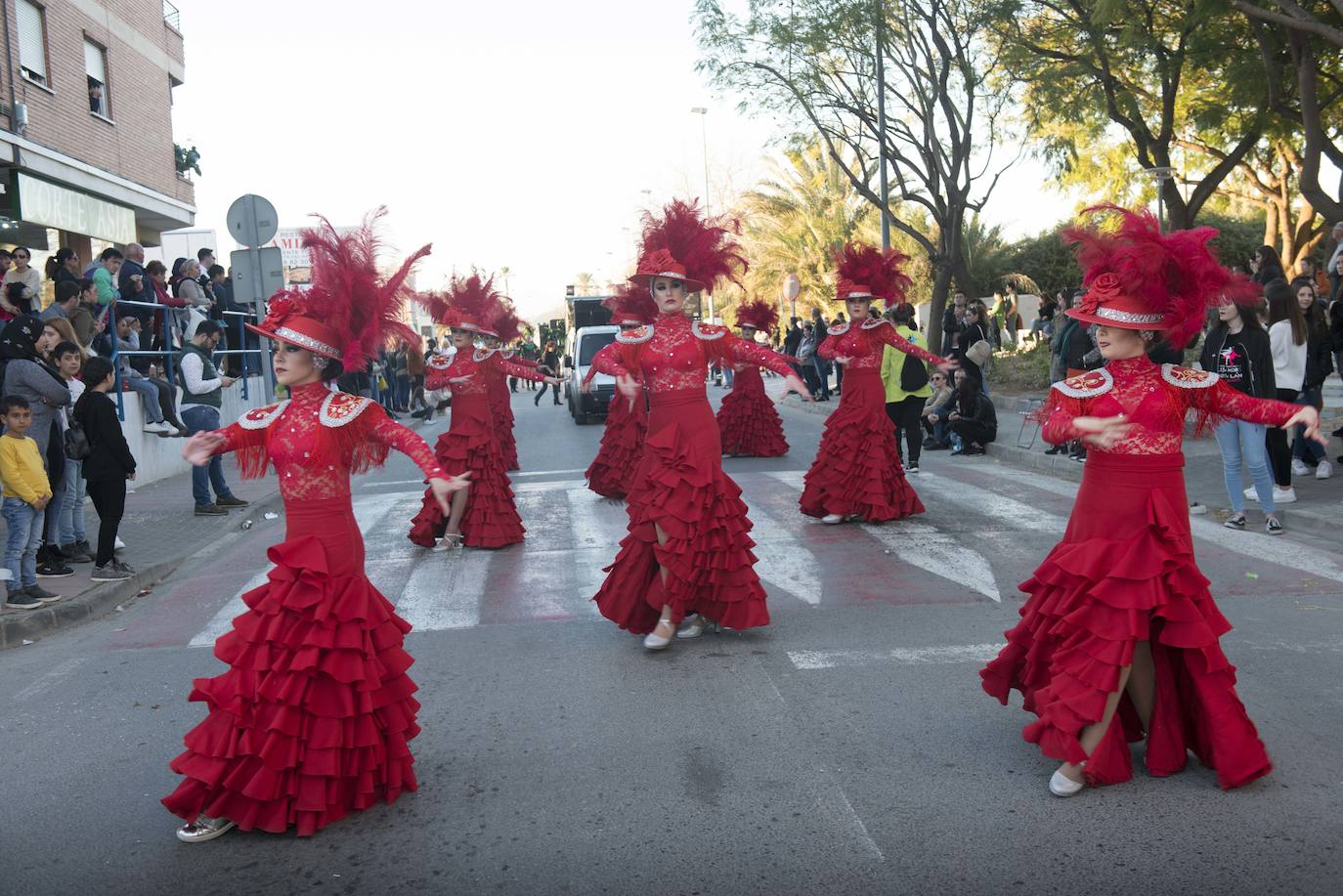 Fotos: La Chirigota abre el gran desfile de comparsas en Beniaján