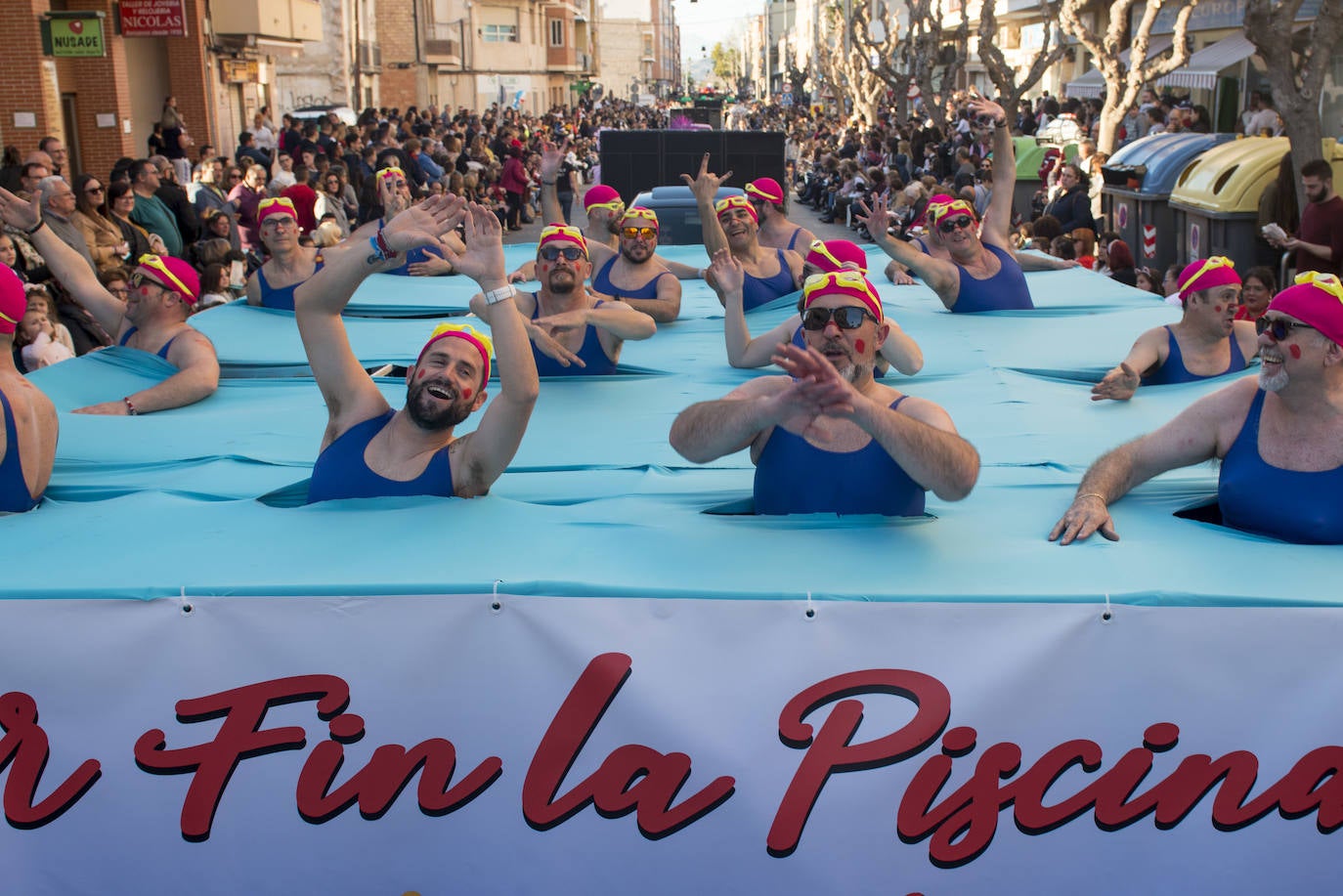 Fotos: La Chirigota abre el gran desfile de comparsas en Beniaján
