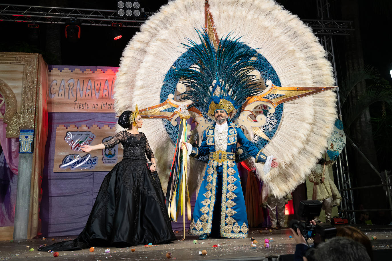 El actor Fernando Tejero se viste de juglar y relata en su pregón cómo habría sido su vida en Águilas: «Me perdí de chaval tener mis días de fútbol en El Rubial».