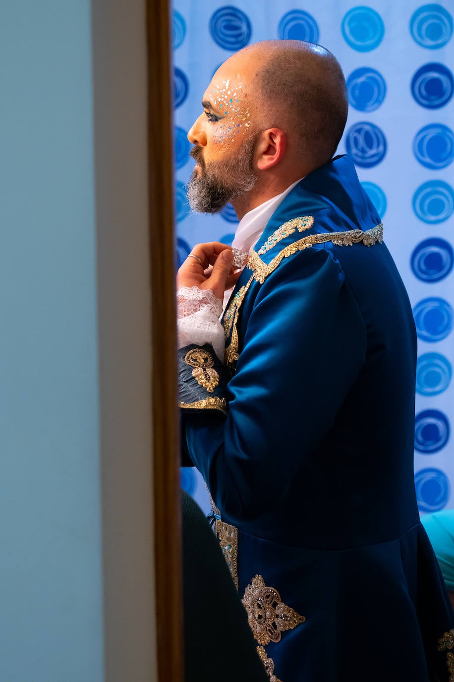 El actor Fernando Tejero se viste de juglar y relata en su pregón cómo habría sido su vida en Águilas: «Me perdí de chaval tener mis días de fútbol en El Rubial».