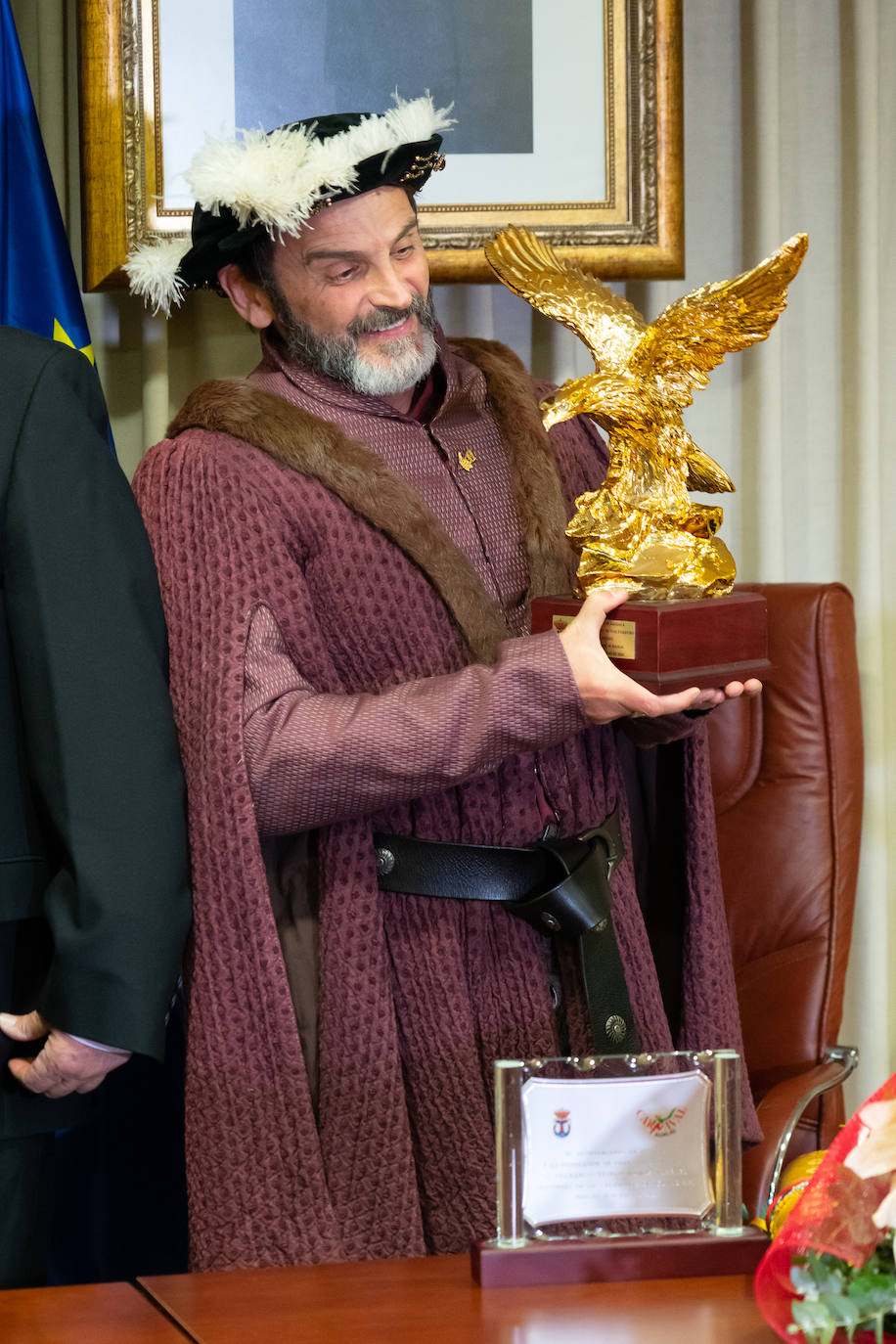 El actor Fernando Tejero se viste de juglar y relata en su pregón cómo habría sido su vida en Águilas: «Me perdí de chaval tener mis días de fútbol en El Rubial».