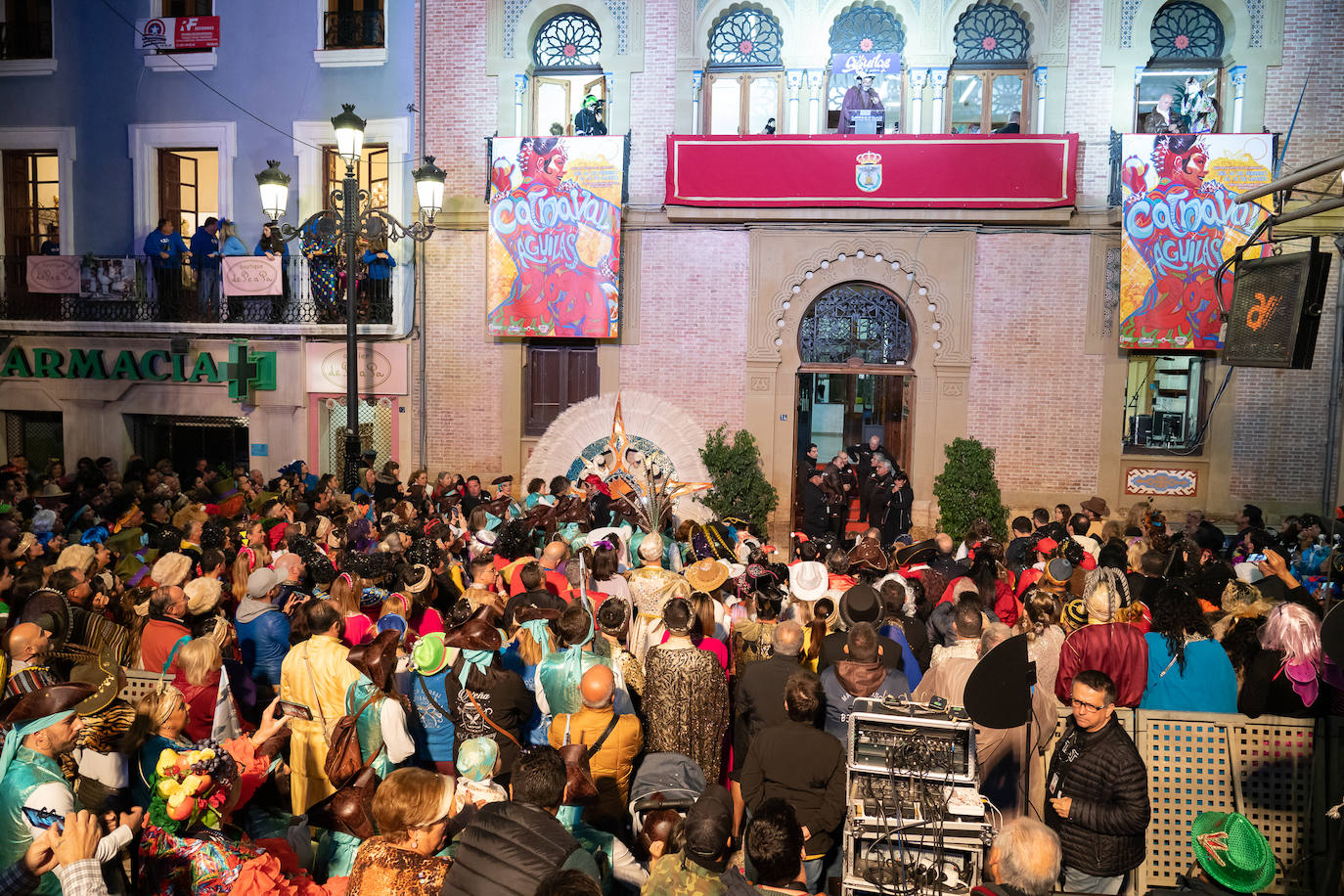 El actor Fernando Tejero se viste de juglar y relata en su pregón cómo habría sido su vida en Águilas: «Me perdí de chaval tener mis días de fútbol en El Rubial».
