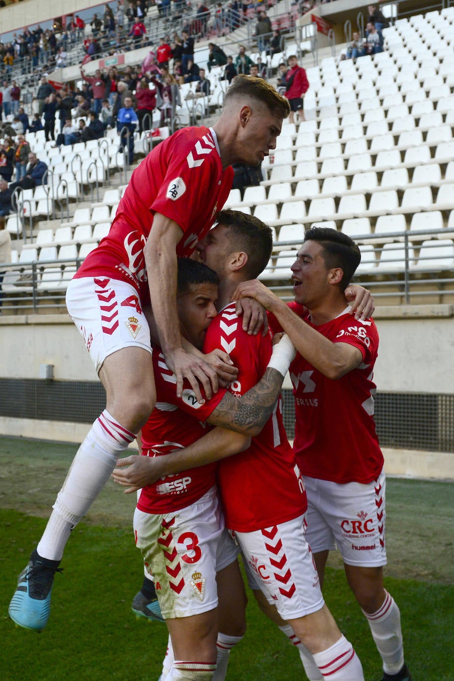 Fotos: El derbi de la capital solo fue de color grana