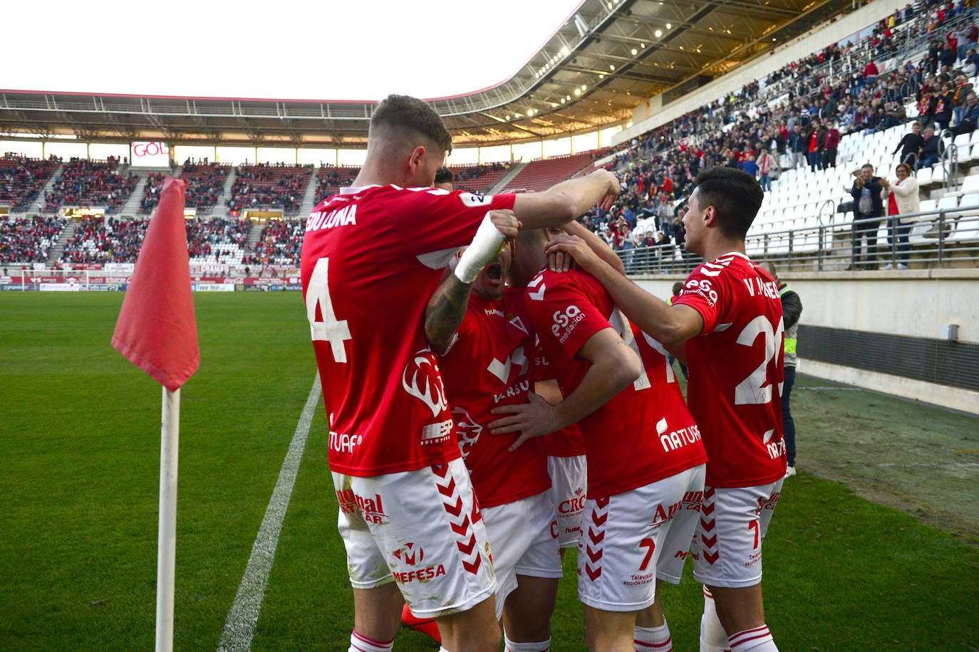 Fotos: El derbi de la capital solo fue de color grana