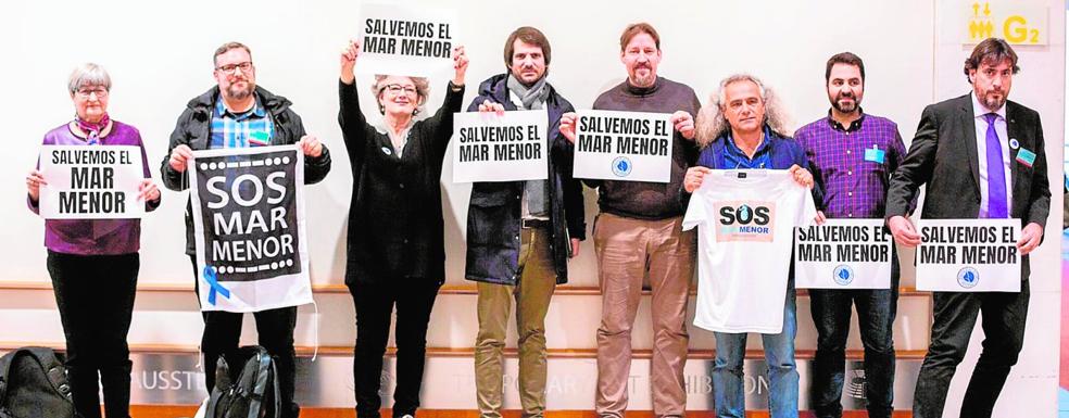 Isabel Rubio (Pacto Mar Menor), Pedro Luengo (Ecologistas en Acción), Evelyne Huytebroeck (Verdes Europeos), Ernest Urtasun (Iniciativa per Catalunya Verds), Thomas Waitz (Verdes Europeos), Pedro García (ANSE), Rafael Seiz (WWF) y Eduardo Salazar (PMM), el miércoles en Bruselas. 