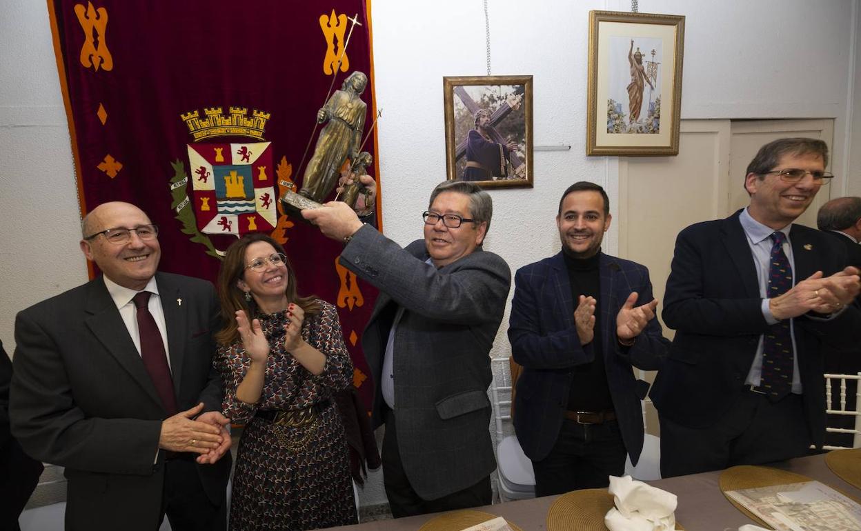 Manolo Ponce levanta el premio Procesionista del Año, este lunes. 