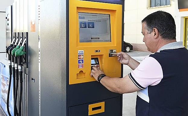 Un cliente paga con tarjeta en una gasolinera sin personal de Monteagudo (Murcia). La foto es de 2014, antes de que se prohibieran. 