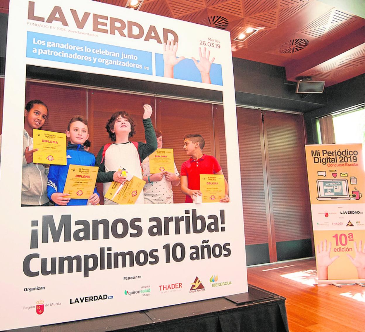 Uno de los grupos premiados, en la fiesta de la X edición.