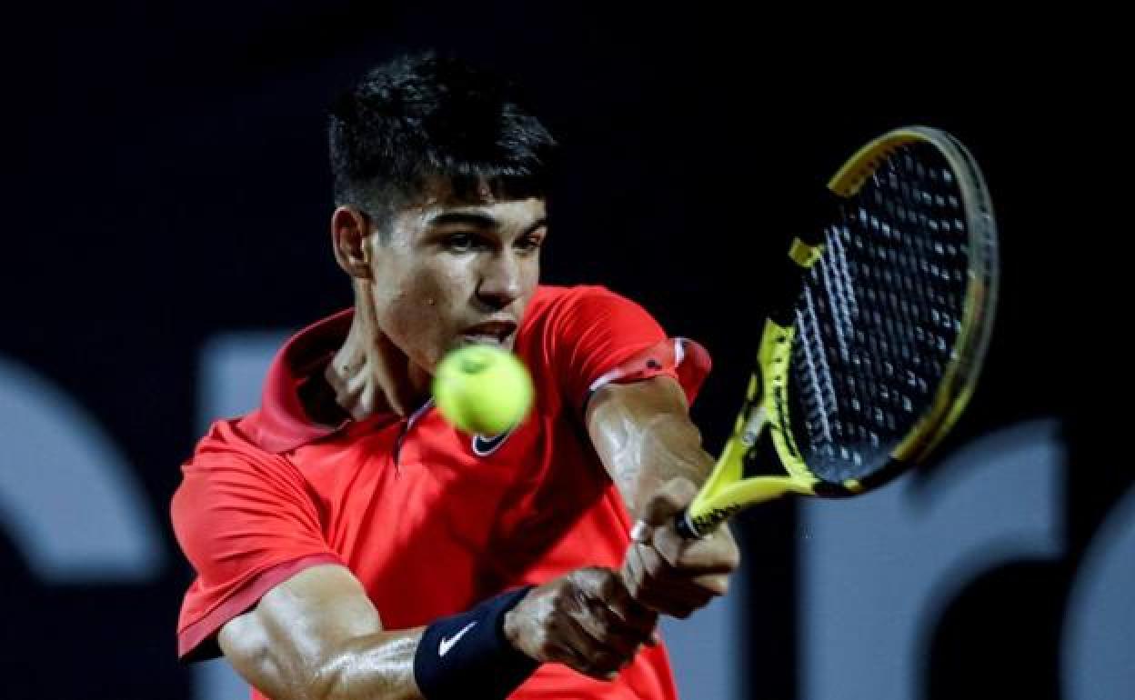 El español Carlos Alcaraz responde una bola contra el argentino Federico Coria durante el Abierto de Río de Janeiro, la pasada semana.