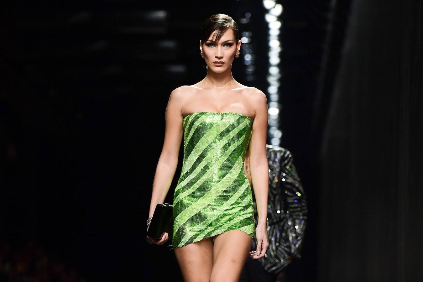 Looks total 'black' y el dúo azul-rojo en los diseños de Versace se vieron en la pasarela de Milán. La diseñadora italiana da protagonismo también al estampado floral y al print animal de cebra combinado con grandes gafas y bolsos tanto para mujeres como para hombres. 