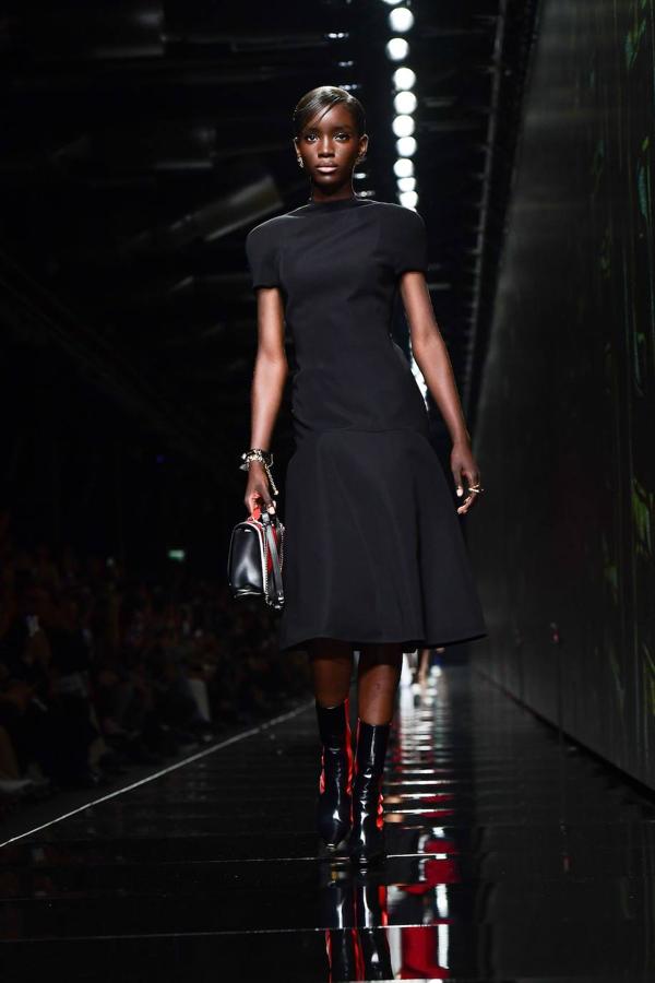 Looks total 'black' y el dúo azul-rojo en los diseños de Versace se vieron en la pasarela de Milán. La diseñadora italiana da protagonismo también al estampado floral y al print animal de cebra combinado con grandes gafas y bolsos tanto para mujeres como para hombres. 