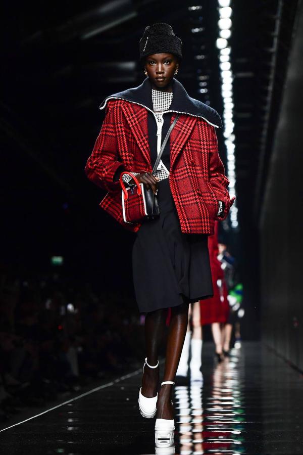 Looks total 'black' y el dúo azul-rojo en los diseños de Versace se vieron en la pasarela de Milán. La diseñadora italiana da protagonismo también al estampado floral y al print animal de cebra combinado con grandes gafas y bolsos tanto para mujeres como para hombres. 