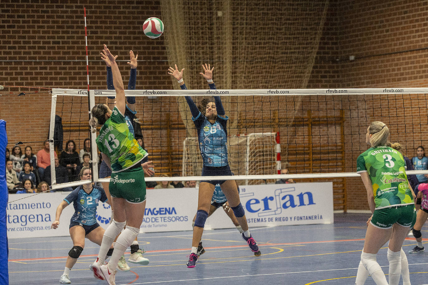 Las chicas de André Collin perdieron por cero a tres ante el líder Logroño, pero consiguieron matemáticamente su salvación en la élite del voleibol