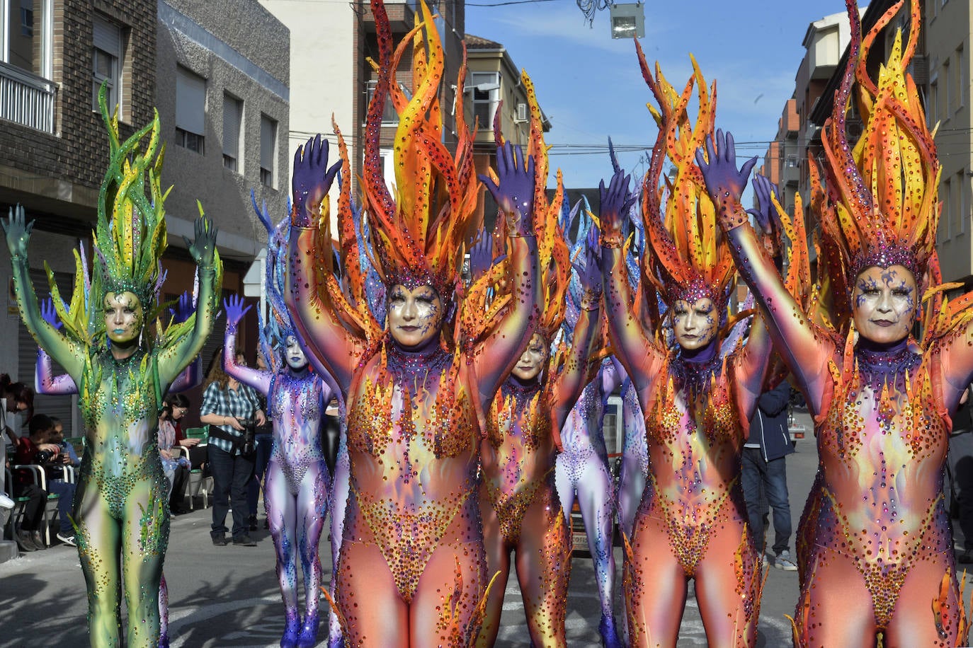 Fotos: Plumas, lentejuelas y sátira en el desfile más importante del Carnaval de Cabezo de Torres