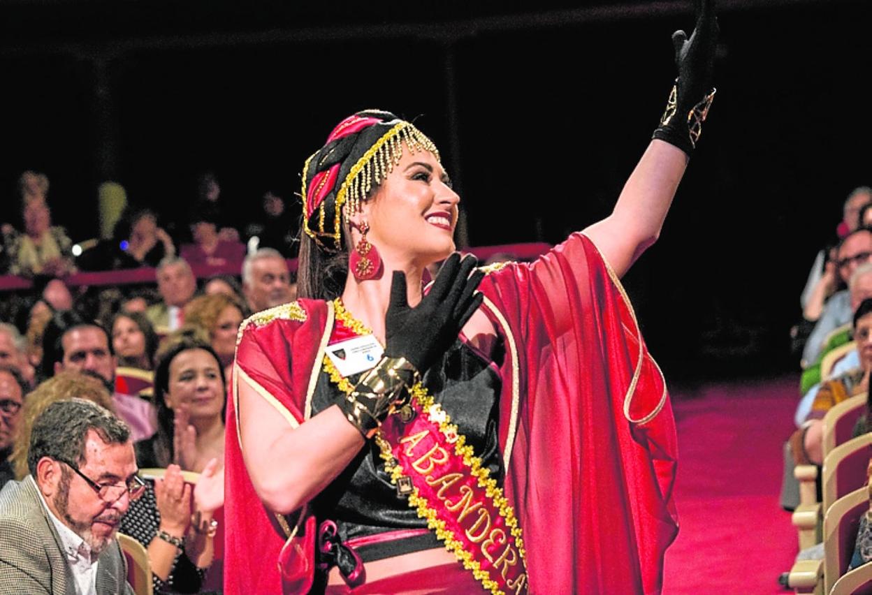 Desirée Castillo saluda al público en el Teatro Romea.