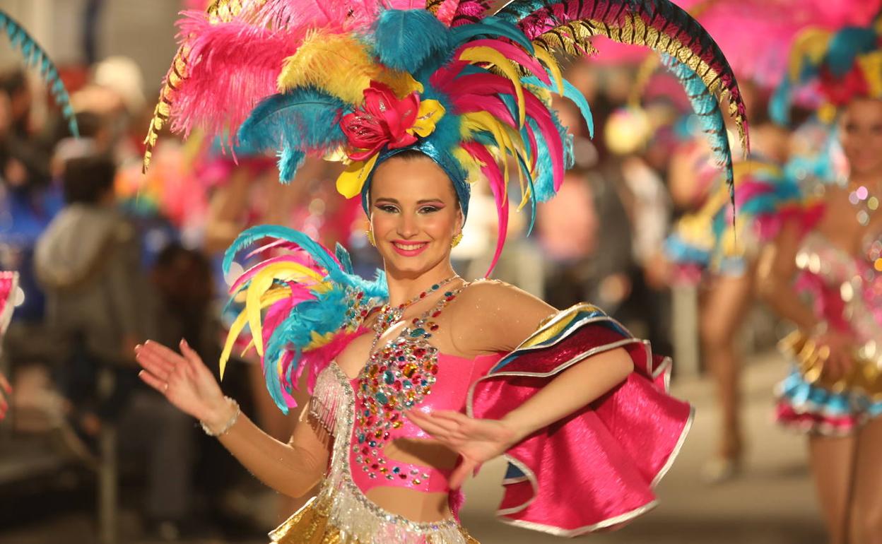 Una chica disfruta del segundo gran desfile del Carnaval de Águilas.