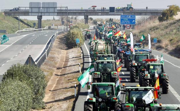 Tractorada realizada por agricultores y ganaderos de la provincia de Sevilla cortan tráfico en la carretera A-4 dirección Sevilla. 