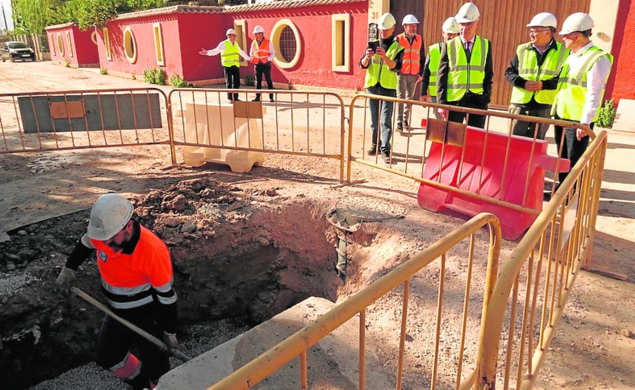 Trabajos para extender la red de saneamiento en Zarandona. 