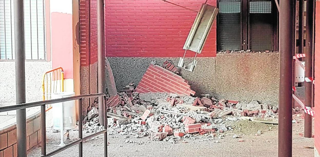 Parte del muro que cayó en el instituto Castillo Puche, en Yecla. 