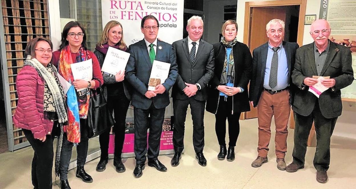 El alcalde Gaspar Miras y el edil Campillo, en el centro, en Galera. 