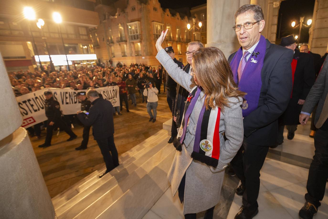 Fotos: Un centenar de funcionarios de Cartagena boicotean el acto de La Llamada