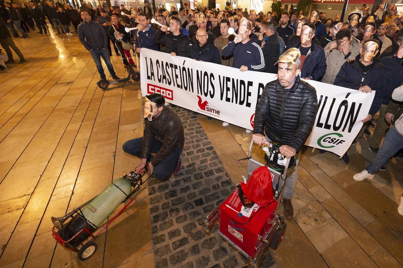 Fotos: Un centenar de funcionarios de Cartagena boicotean el acto de La Llamada