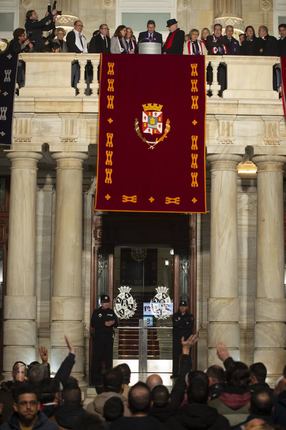 Fotos: Un centenar de funcionarios de Cartagena boicotean el acto de La Llamada