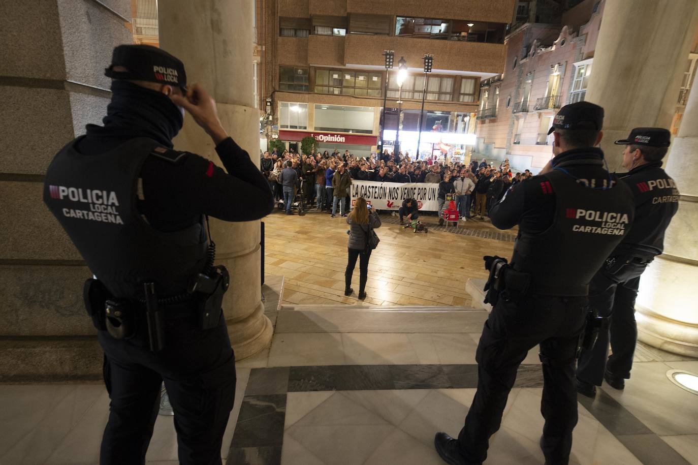 Fotos: Un centenar de funcionarios de Cartagena boicotean el acto de La Llamada