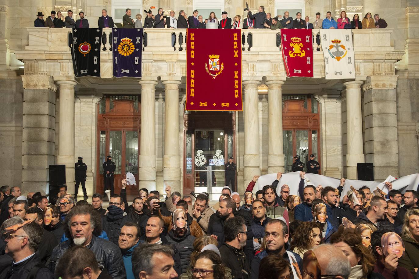 Fotos: Un centenar de funcionarios de Cartagena boicotean el acto de La Llamada