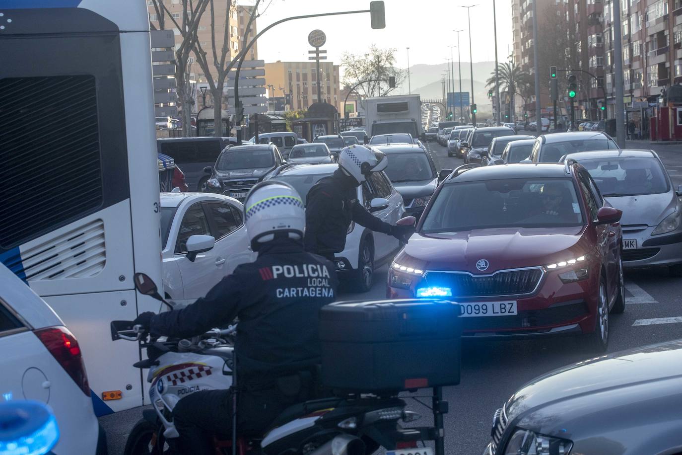 Fotos: La manifestación de los funcionarios provoca retenciones en Cartagena