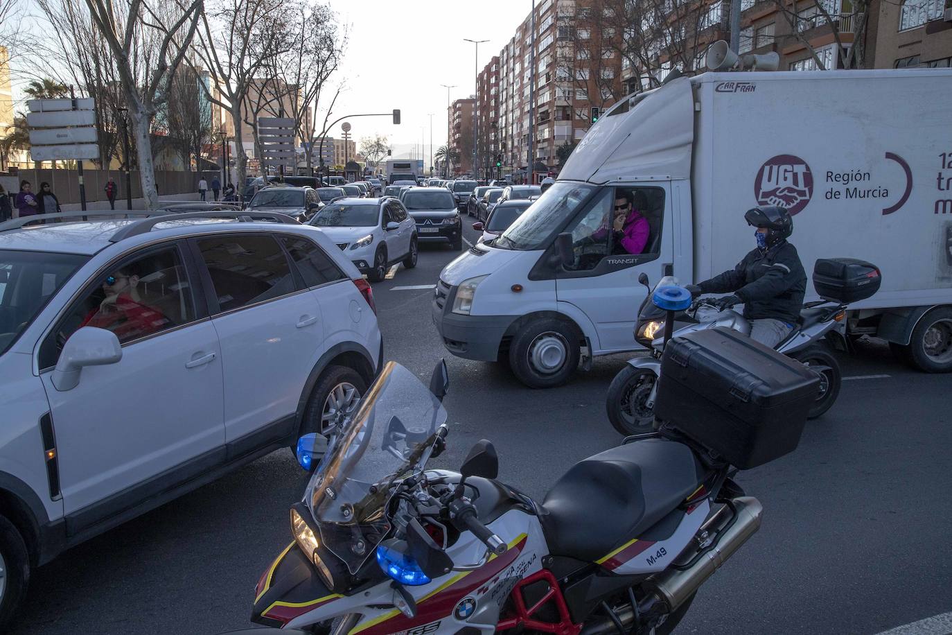 Fotos: La manifestación de los funcionarios provoca retenciones en Cartagena