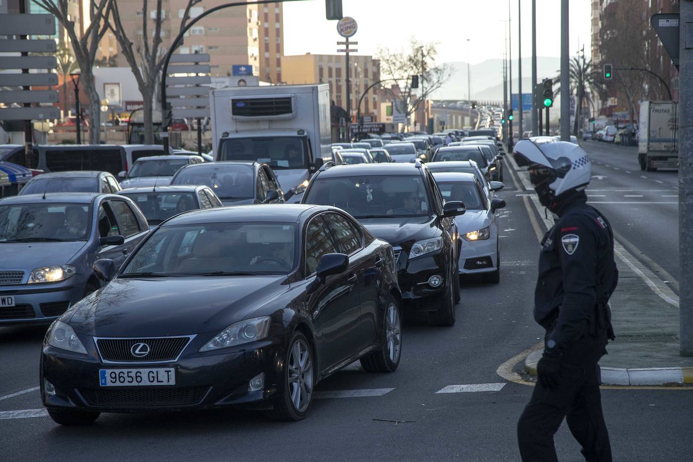 Fotos: La manifestación de los funcionarios provoca retenciones en Cartagena