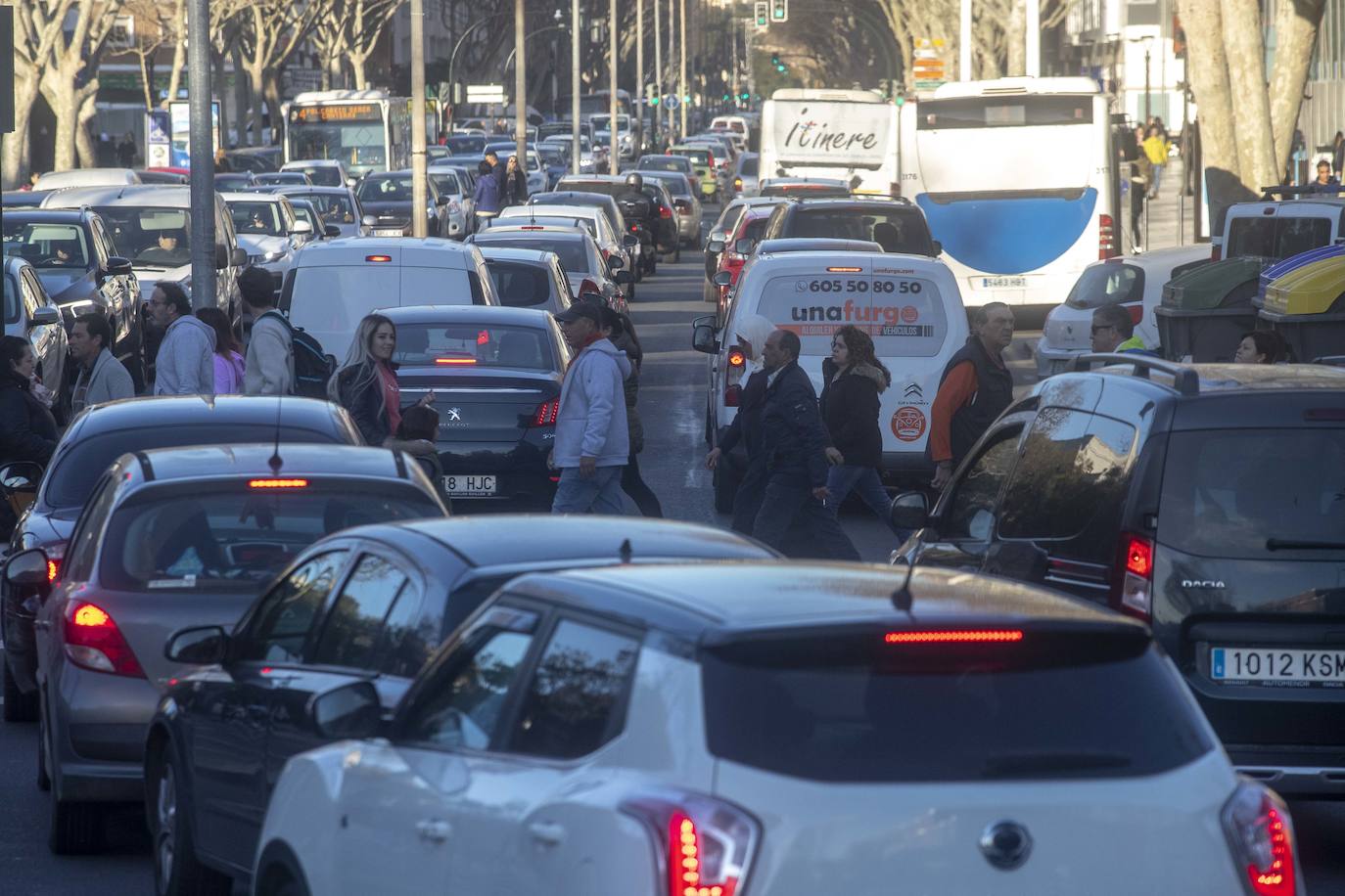 Fotos: La manifestación de los funcionarios provoca retenciones en Cartagena