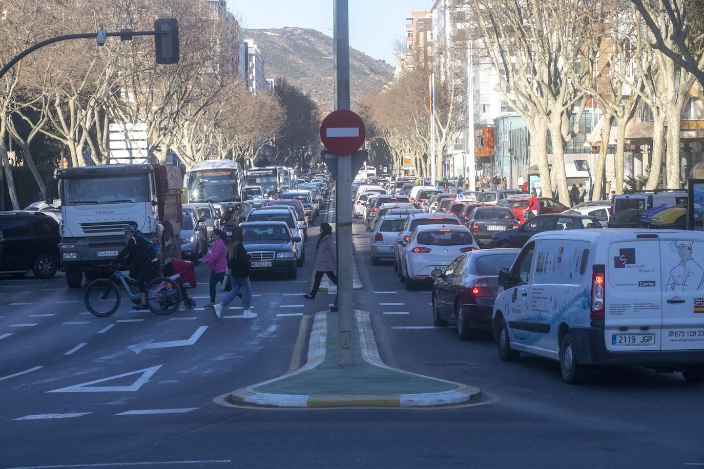 Fotos: La manifestación de los funcionarios provoca retenciones en Cartagena