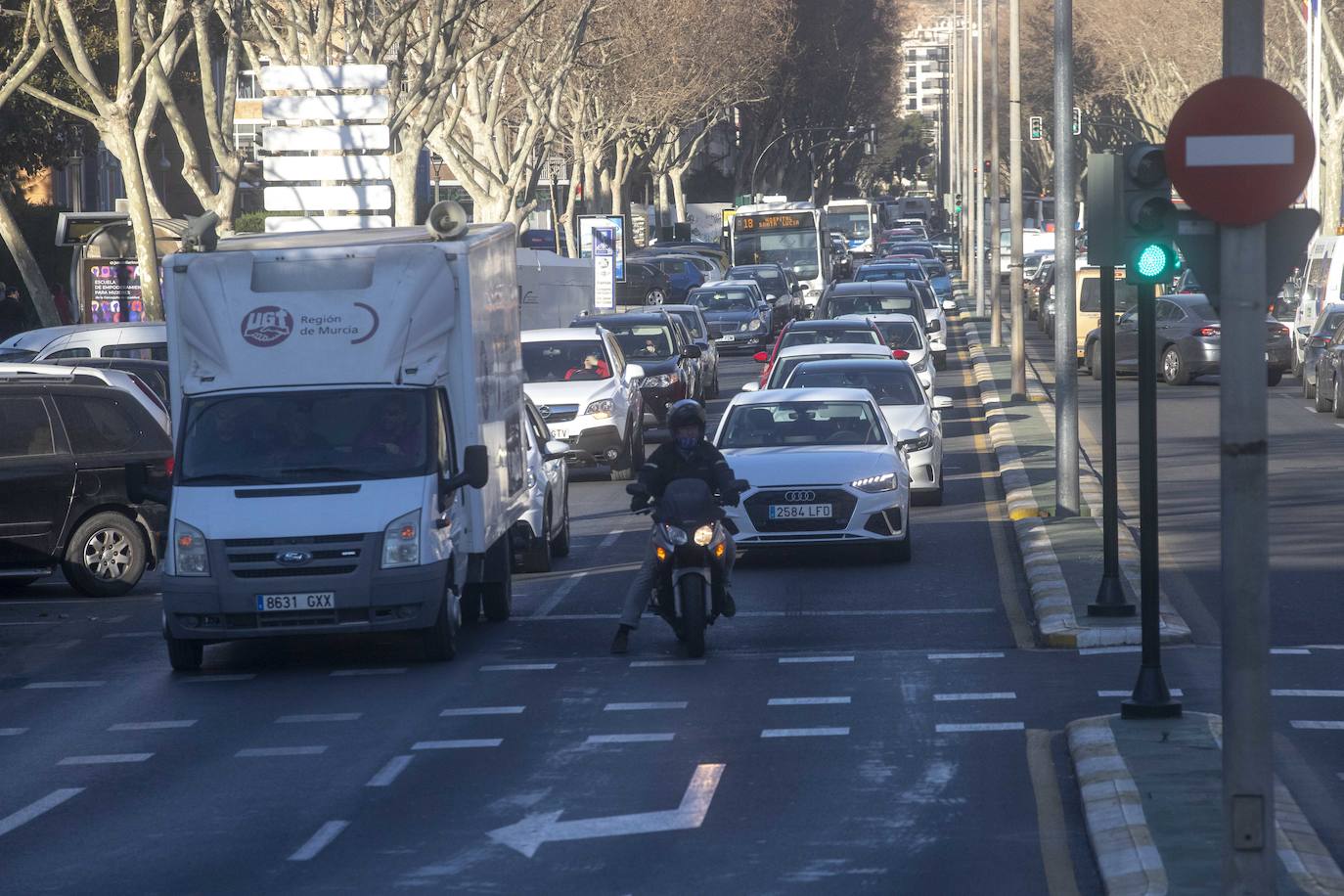 Fotos: La manifestación de los funcionarios provoca retenciones en Cartagena