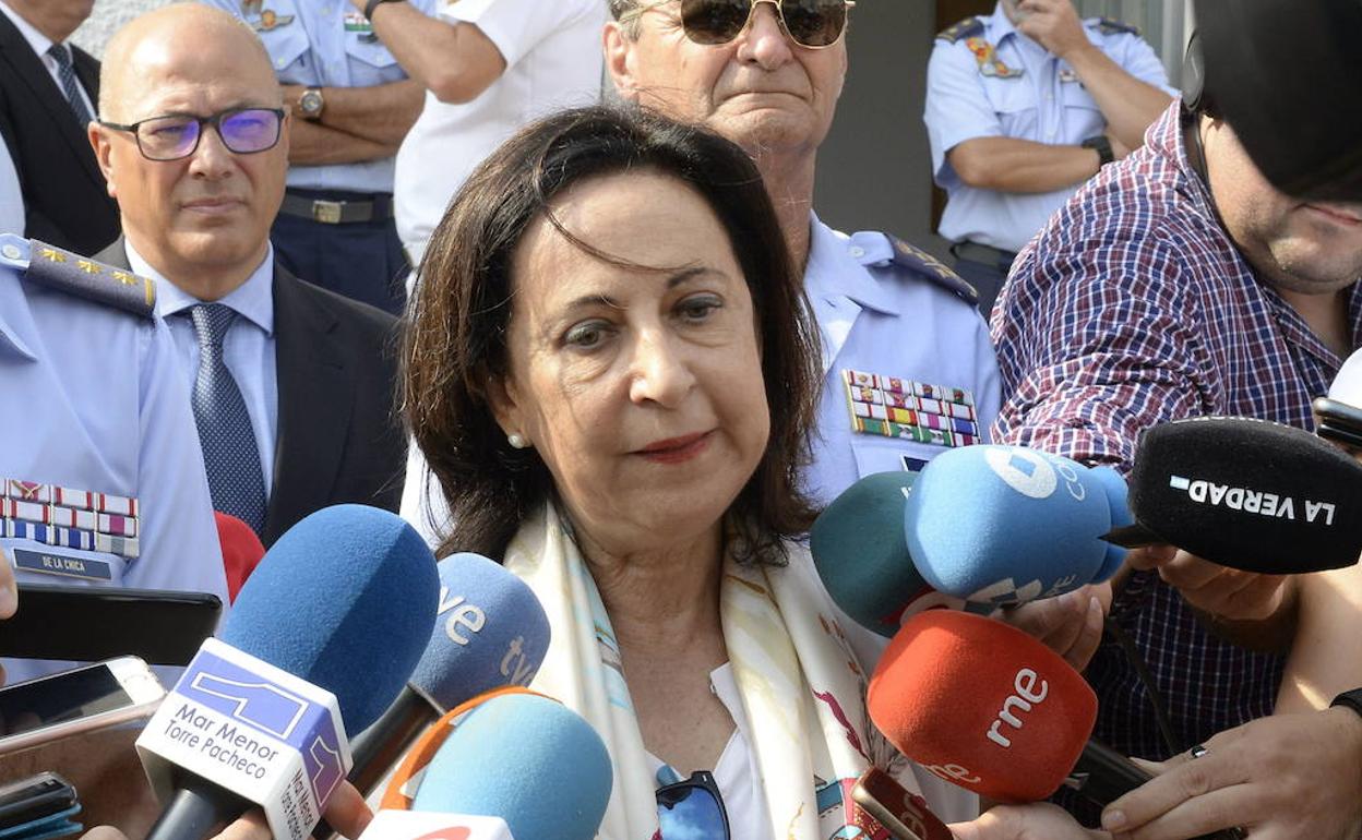 Margarita Robles, el pasado septiembre, en una visita a la AGA.