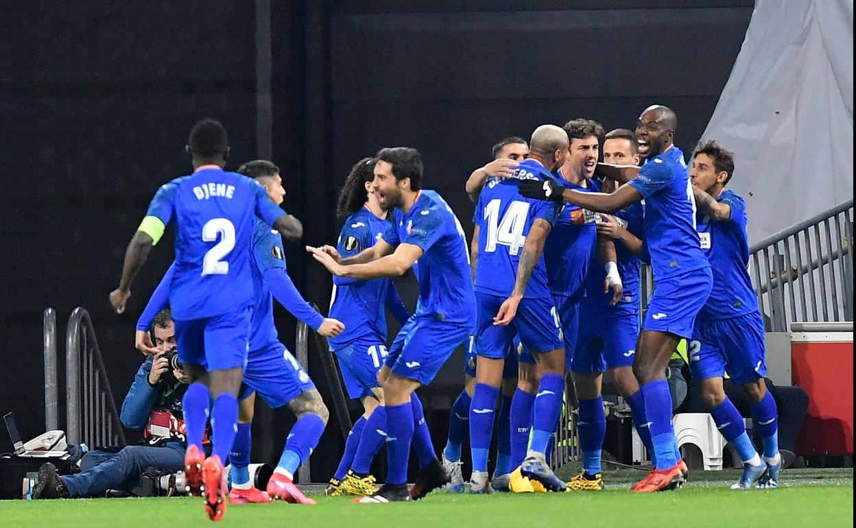 Los jugadores del Getafe celebran el gol de Mata en el Johan Cruyff ArenA.