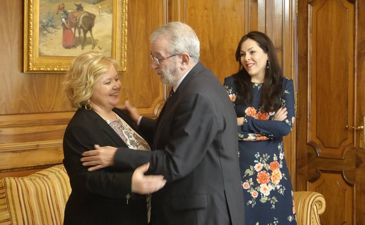 La presidenta de COEC, Ana Correa, y Alberto Castillo, su homólogo en la Asamblea Regional.