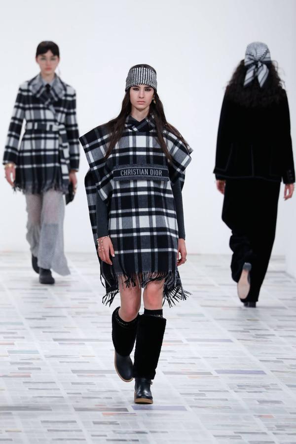 Maria Grazia Chiuri presentó la nueva colección de inspiración boho con vestidos hasta los pies, flecos, bandanas y peinados naturales. Dior propone también la corbata, el estampado de cuadros y los gorros a la francesa como las próximas tendencias.