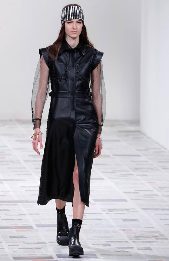 Maria Grazia Chiuri presentó la nueva colección de inspiración boho con vestidos hasta los pies, flecos, bandanas y peinados naturales. Dior propone también la corbata, el estampado de cuadros y los gorros a la francesa como las próximas tendencias.