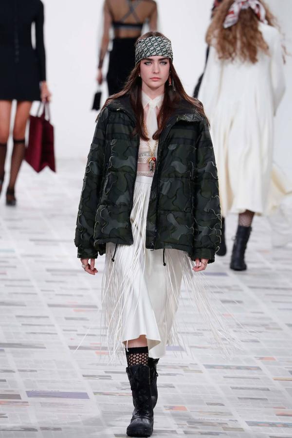 Maria Grazia Chiuri presentó la nueva colección de inspiración boho con vestidos hasta los pies, flecos, bandanas y peinados naturales. Dior propone también la corbata, el estampado de cuadros y los gorros a la francesa como las próximas tendencias.