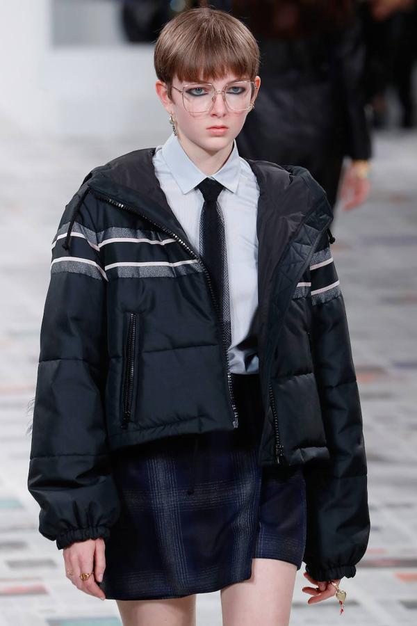 Maria Grazia Chiuri presentó la nueva colección de inspiración boho con vestidos hasta los pies, flecos, bandanas y peinados naturales. Dior propone también la corbata, el estampado de cuadros y los gorros a la francesa como las próximas tendencias.