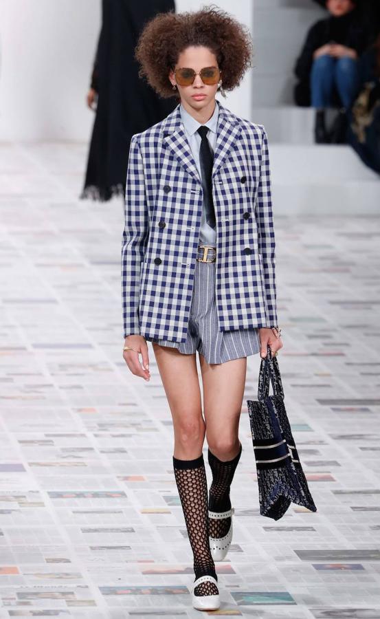 Maria Grazia Chiuri presentó la nueva colección de inspiración boho con vestidos hasta los pies, flecos, bandanas y peinados naturales. Dior propone también la corbata, el estampado de cuadros y los gorros a la francesa como las próximas tendencias.