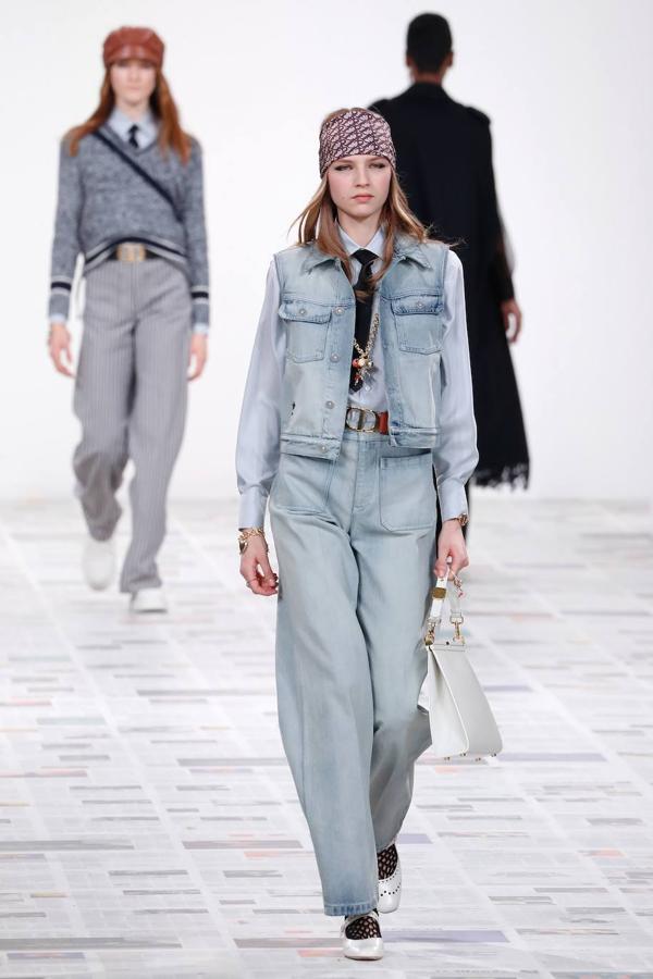 Maria Grazia Chiuri presentó la nueva colección de inspiración boho con vestidos hasta los pies, flecos, bandanas y peinados naturales. Dior propone también la corbata, el estampado de cuadros y los gorros a la francesa como las próximas tendencias.