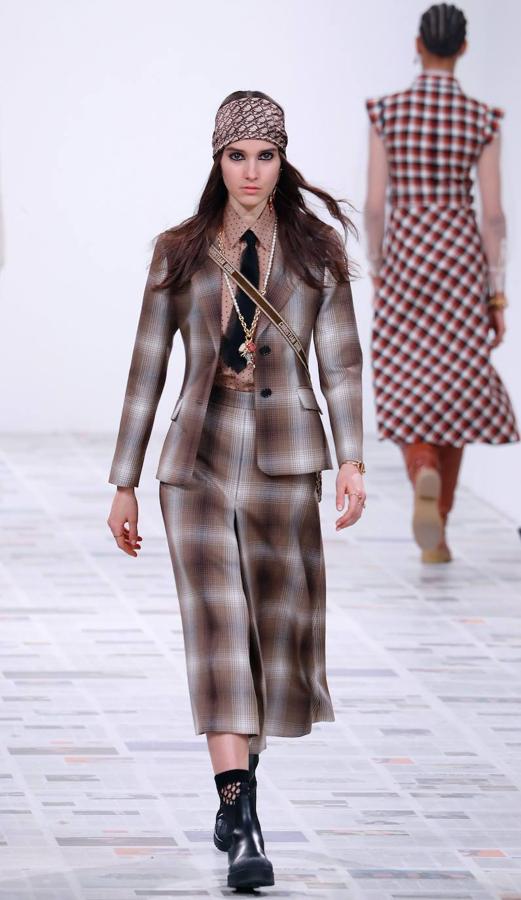 Maria Grazia Chiuri presentó la nueva colección de inspiración boho con vestidos hasta los pies, flecos, bandanas y peinados naturales. Dior propone también la corbata, el estampado de cuadros y los gorros a la francesa como las próximas tendencias.